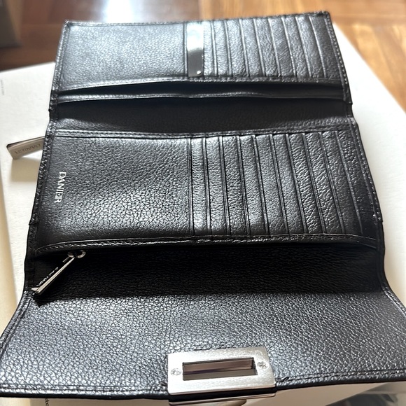Brand new Danier Leather wallet - Picture 4 of 4